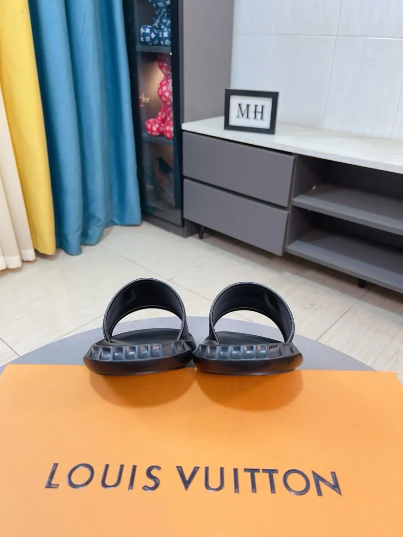 Men's shoes 💰260🌹🌹 (lv-Louis Vuitton) new men's sandals, high-end boutique, exquisite embossed logo decoration on the upper, fine workmanship, super soft soles, casual, loose and comfortable, a must-have in summer! \nsize：38-44